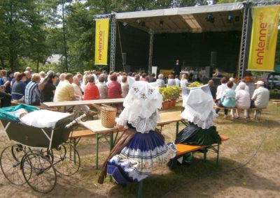 Gottesdienst auf der Bühne beim Johannismarkt, Foto: Fred Kunze, www.straupitz.de