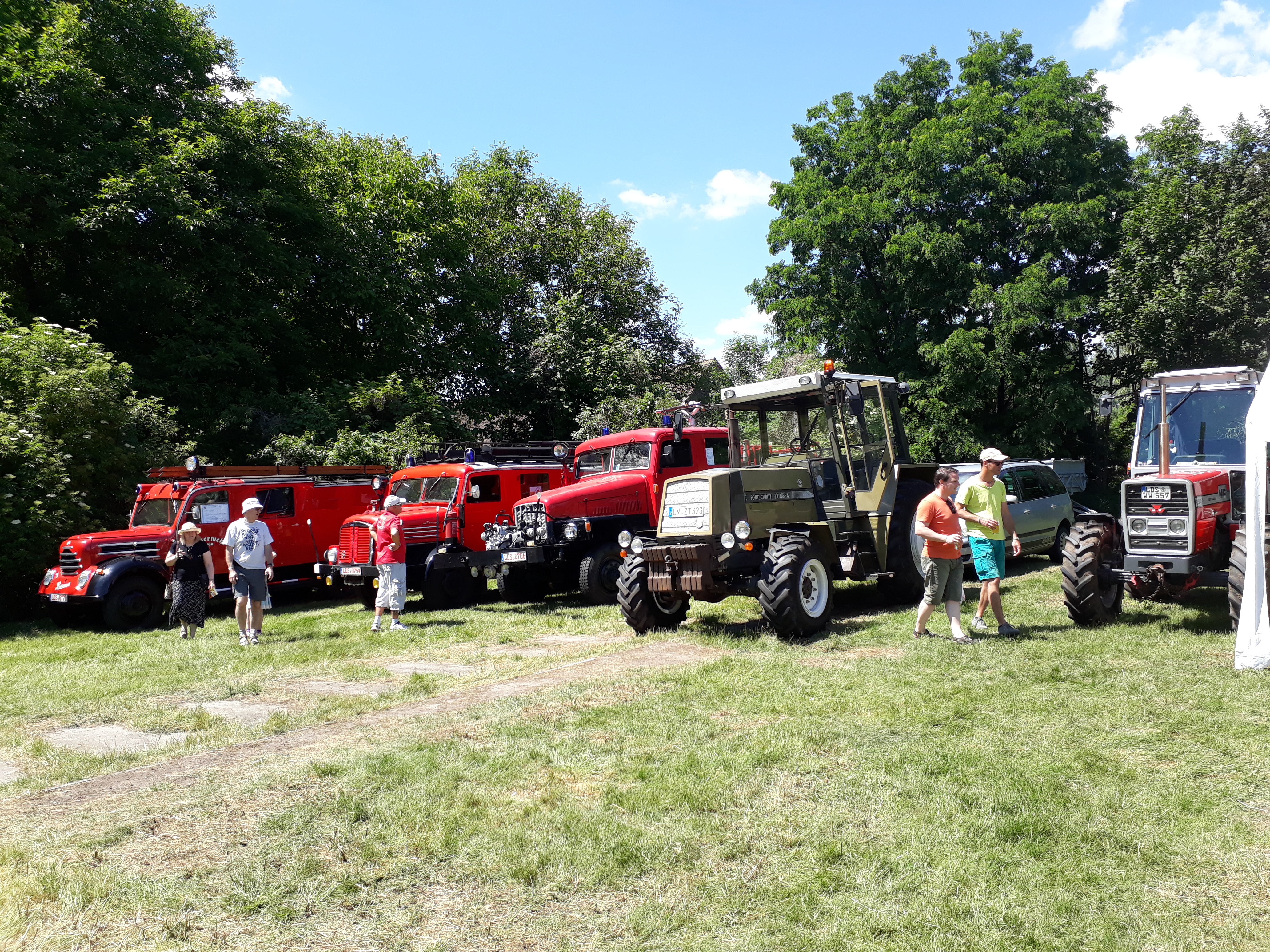 Historische Traktoren- und Feuerwehrtechnik